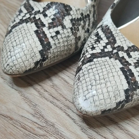 Crown Vintage Snake Skin Closed Toe Heels - Picture 9 of 9